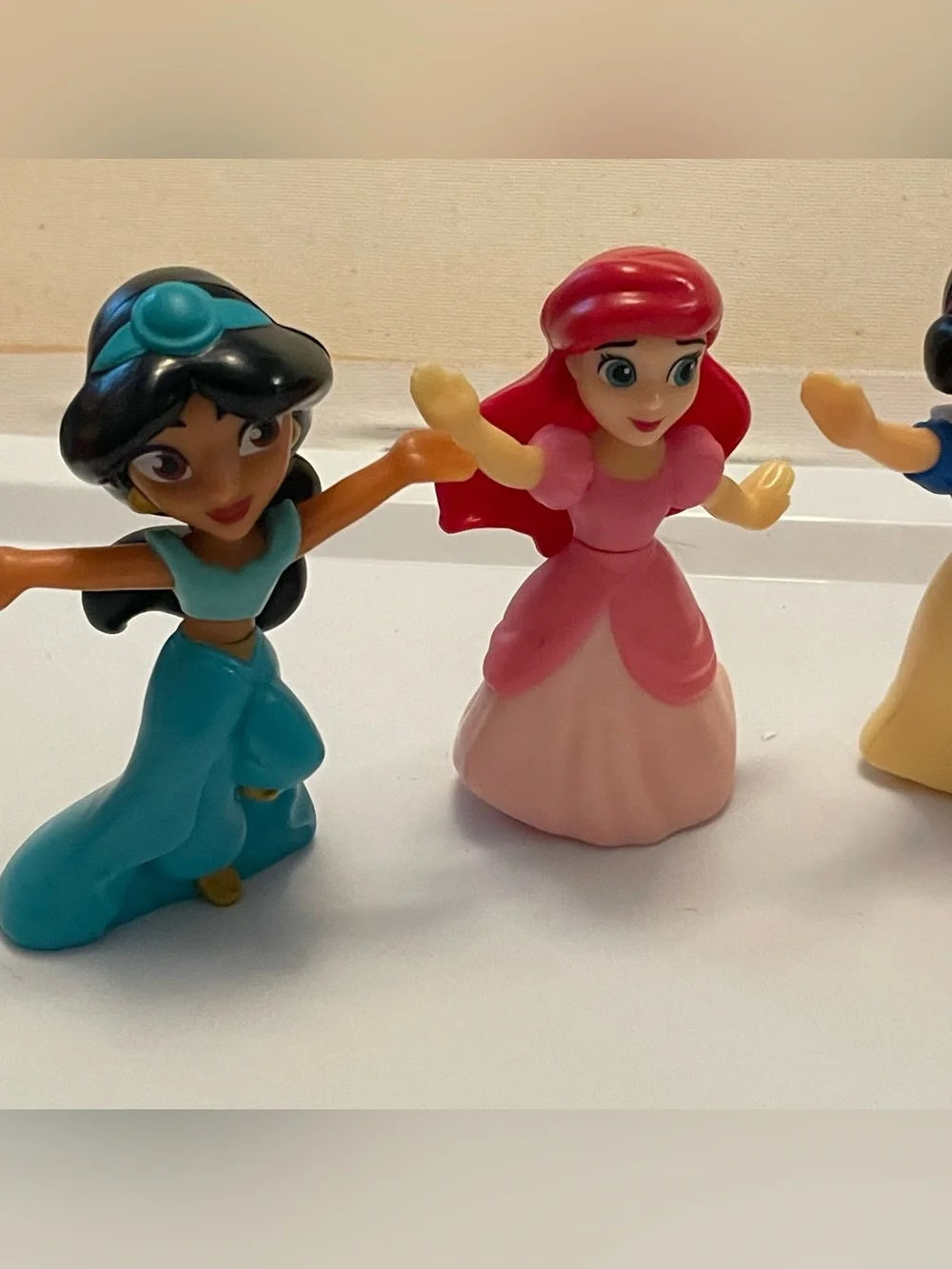 Disney Princess small figurine lot of 4 Jasmine Aerial Snow White Belle toys